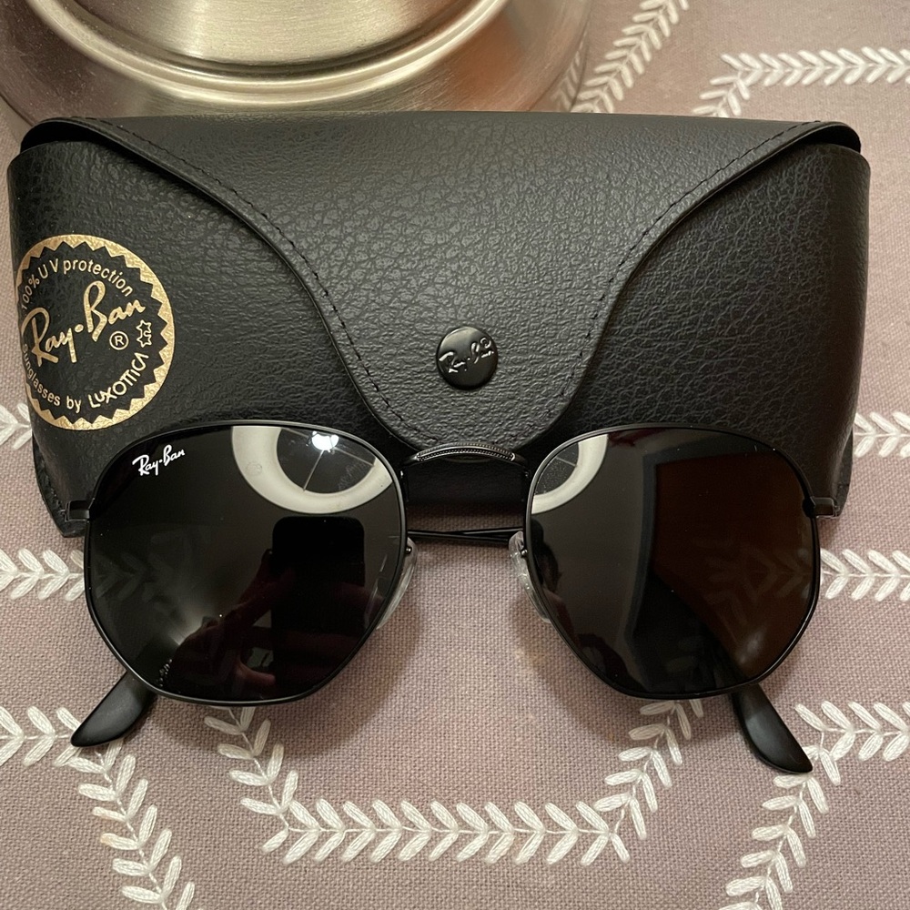 Black ray bans in great condition